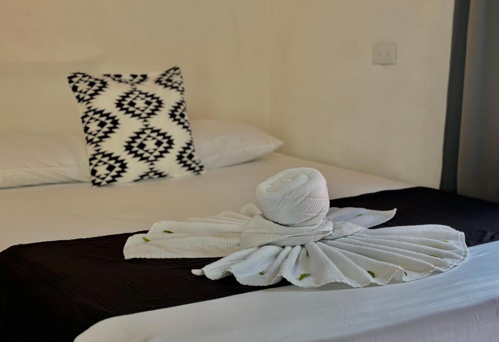 טורטוגוארו Carey Lodging מראה חיצוני תמונה
